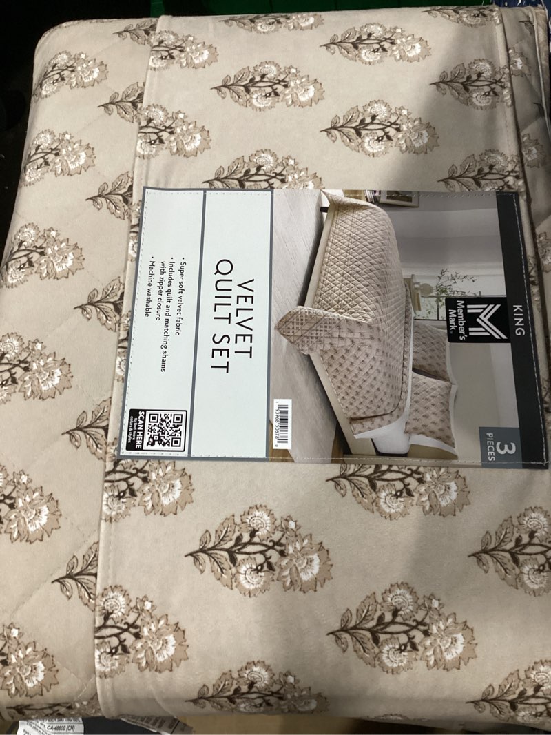 Condition photo showing New/Like New for king size member's mark 3-piece printed velvet quilt sets