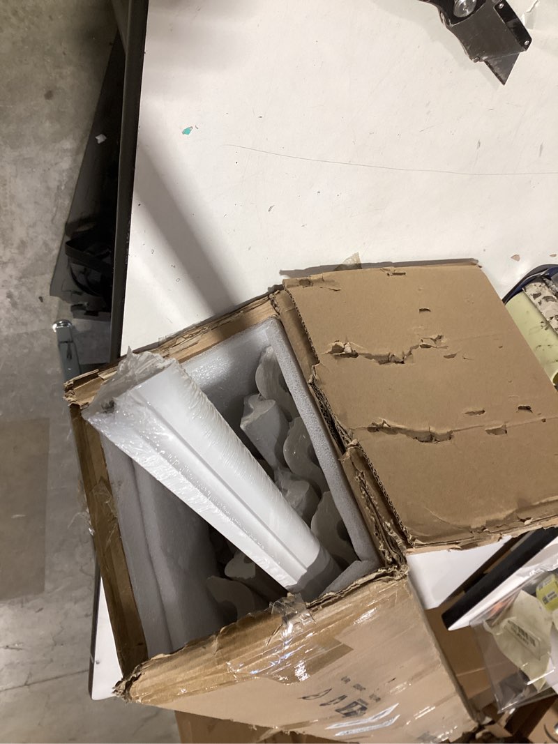 Condition photo showing As Is for art 3d wall molding white trim