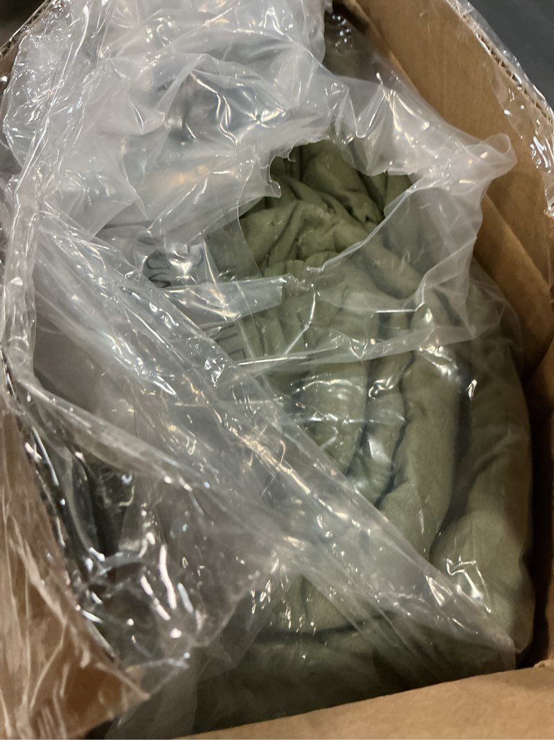 Condition photo showing New/Like New for wrensonge king size quilt-3 pieces lightweight bedspreads olive green king quilt bedding set for all seasons, soft summer coverlet with 2 pillow shams suitable for bed, couch, quilt blanket olive green king(106" x 94”)