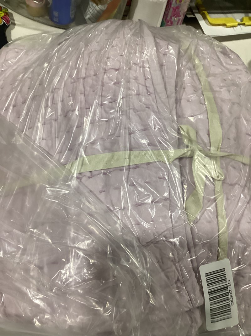 Condition photo showing Good Condition for purple quilt quince