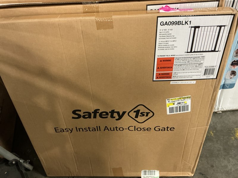 Condition photo showing New/Like New for safety 1st easy install auto-close gate, black