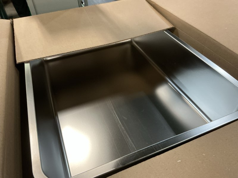 Condition photo showing Good Condition for stainless steel litter box, 28" x 20" x 6" steel litter box xxl no smell, extra large metal litterbox for big cat, multiple cats, non stick, easy cleaning 1 pack-xxxl (27.6"x19.7"x6")