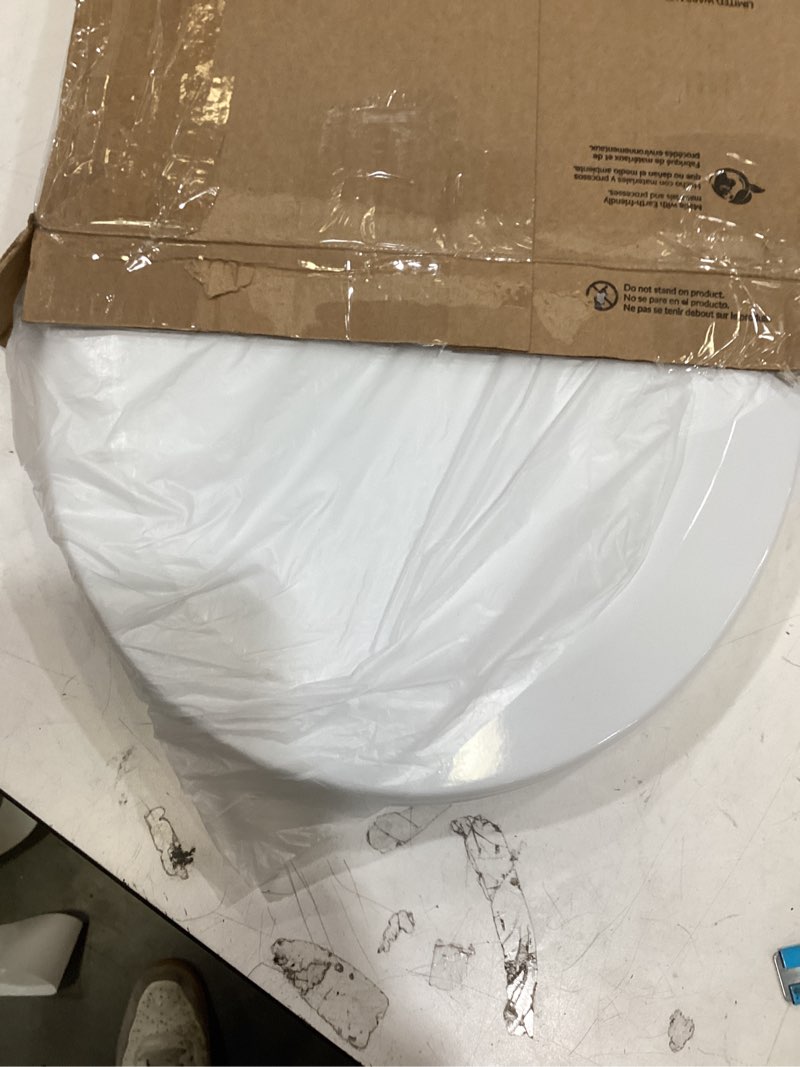 Condition photo showing Good Condition for bemis round enameled wood toilet seat in cotton white with easy•clean hinge