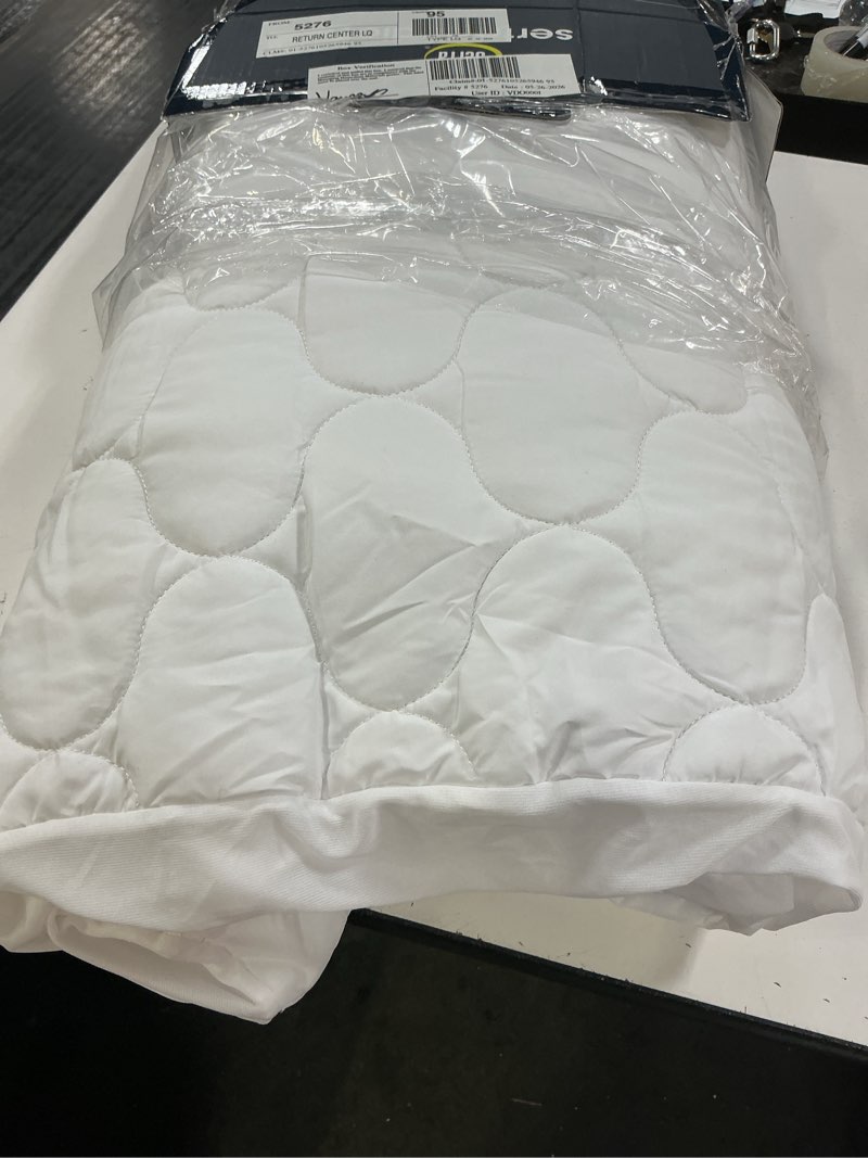 Condition photo showing Good Condition for sertapedic total protection waterproof mattress pad, queen