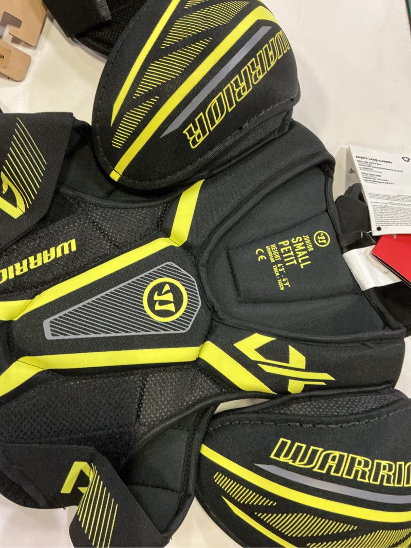 Condition photo showing New/Like New for warrior junior alpha lx 40 shoulder pad in black