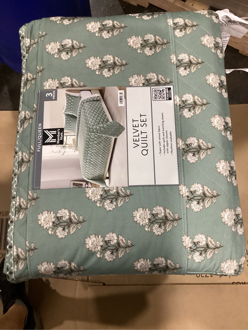 Condition photo showing New/Like New for full/queen member's mark 3-piece printed velvet quilt sets