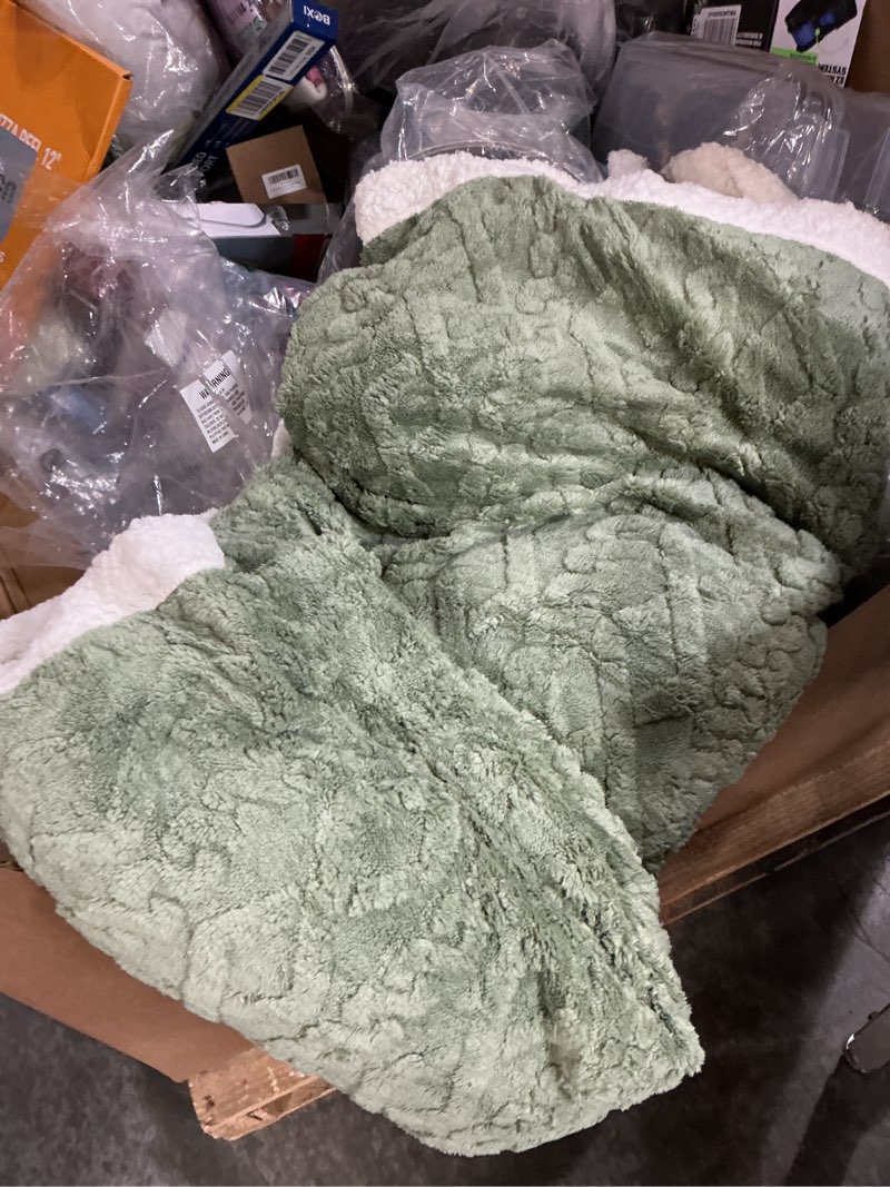 Condition photo showing Good Condition for fluffy throw blankets couch, decorative blanket for all seasons, breathable bed blanket full for adults men women & kids & teen (color 1 150x200cm)