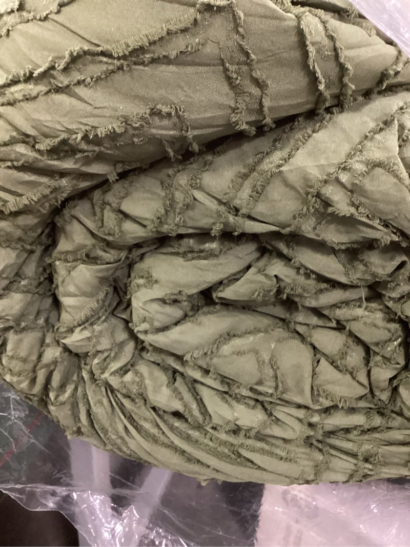 Condition photo showing Good Condition for litanika oversized king comforter set olive green, 3 pieces tufted boho farmhouse bedding comforter set, lightweight fluffy all season comforter set (120x98in comforter & 2 pillowcases) oversized king (120"x98") 06-olive green