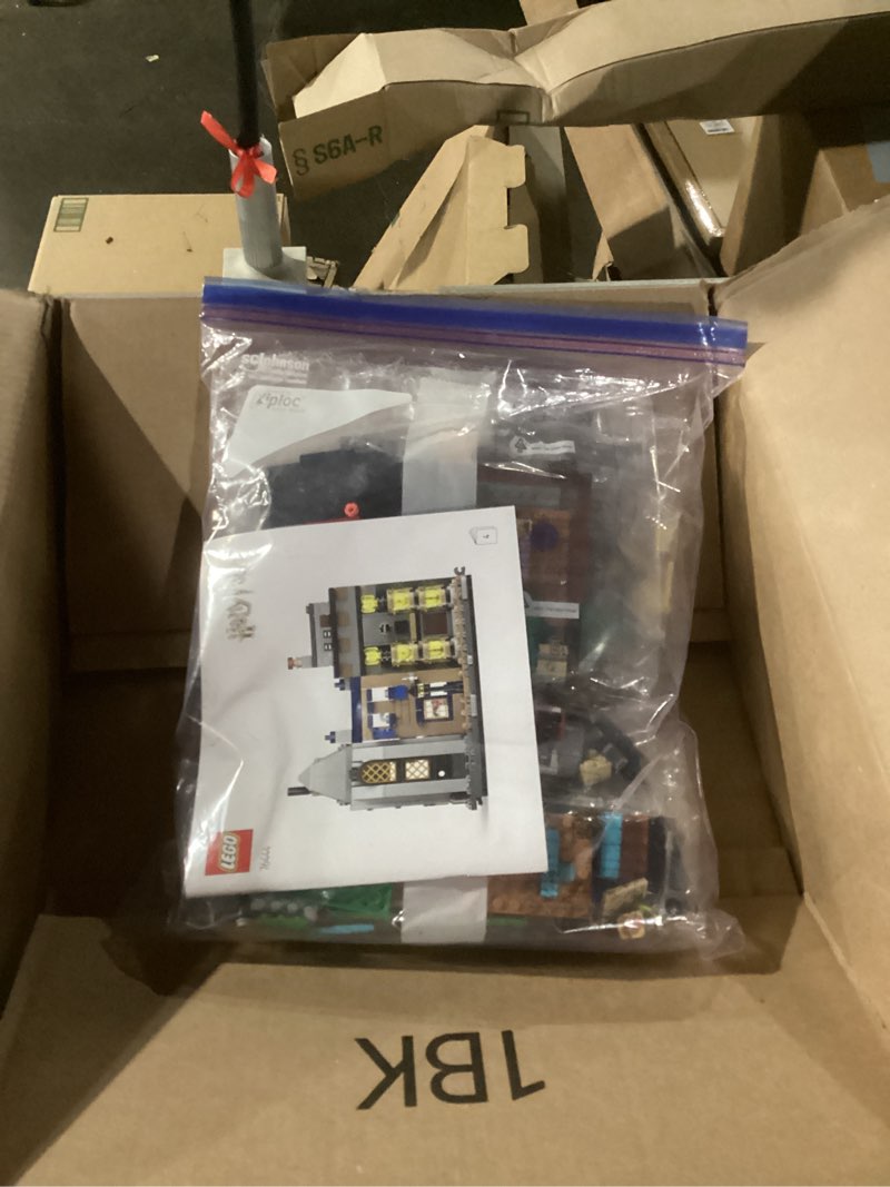 Condition photo showing Good Condition for lego harry potter slytherin house banner set 76410, hogwarts castle common room toy or wall display, collectible travel toy with draco malfoy minifigure