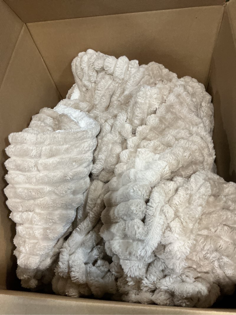 Condition photo showing Good Condition for Bedsure Sherpa Blanket King Size for Bed - Super Soft, Cozy Fleece Thick Warm Blanket for Winter, GentleSoft Home Room Decor, Beige, 108x90 Inches 01 - Beige King (108" x 90")