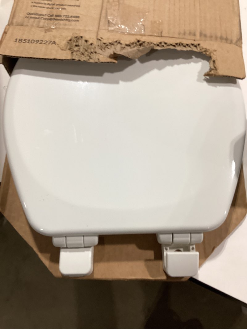 Condition photo showing Good Condition for mayfair linden slow close toilet seat, non slip heavy duty wood, easy install, round, white round traditional hinge