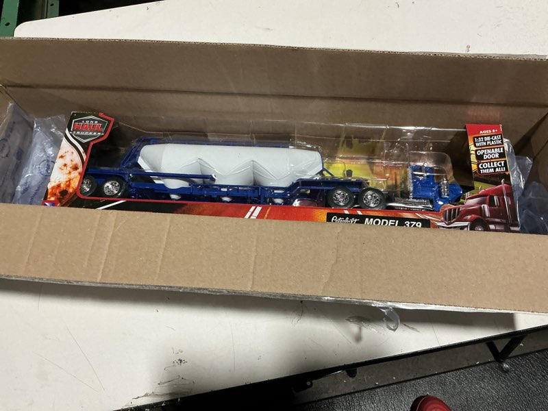 Condition photo showing New/Like New for NewRay 10583 "Peterbilt 379 Pneumatic Model Dry Bulk Trailer