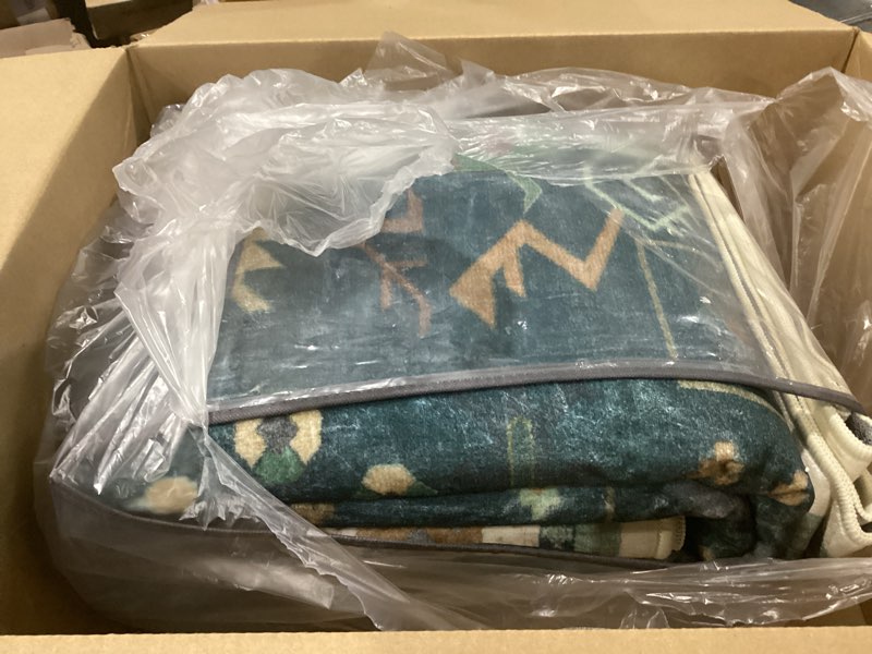 Condition photo showing Good Condition for Dark Green Vintage 8x10 Washable Rugs for Living Room - Dark Academia Victorian Floral Geometric Bedroom Rug, Ultra Soft Thin Low Pile Non-Slip Large Rugs for Dining Room Under Table Lounge 8' x 10' (Rectangular) Dark Green