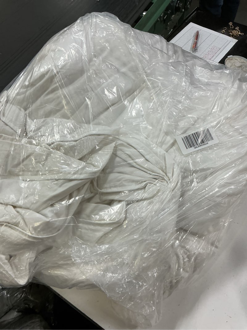 Condition photo showing Good Condition for premium down comforter, king/cal king, down