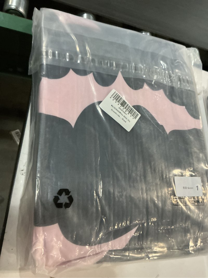 Condition photo showing New/Like New for Erosebridal Bat Comforter Set Halloween Pink Bats Bedding Set with 2 Pillow Cases Silhouette Gothic Quilt Queen Size for Kids Boys Youth Gothic Spooky Bedding Comforter Sets,Black Pink Queen