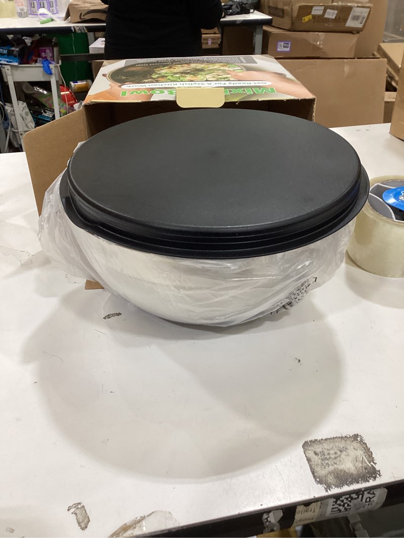 Condition photo showing Good Condition for Umite Chef Mixing Bowls with Airtight Lids, 8PCS Stainless Steel Nesting Mixing Bowls Set, 3 Grater Attachments & Non-Slip Bottoms, Black Kitchen Bowls, Size 5, 4, 3.5, 2, 1.5QT for Baking & Serving