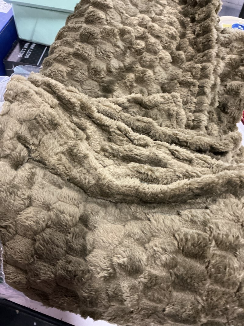Condition photo showing Good Condition for Cozy Bliss Faux Fur Throw Blanket for Couch, Cozy Warm Plush Striped Blanket for Sofa Bedroom Living Room, 50 * 60 Inches Sage Green Sage Green Throw(50" x 60")