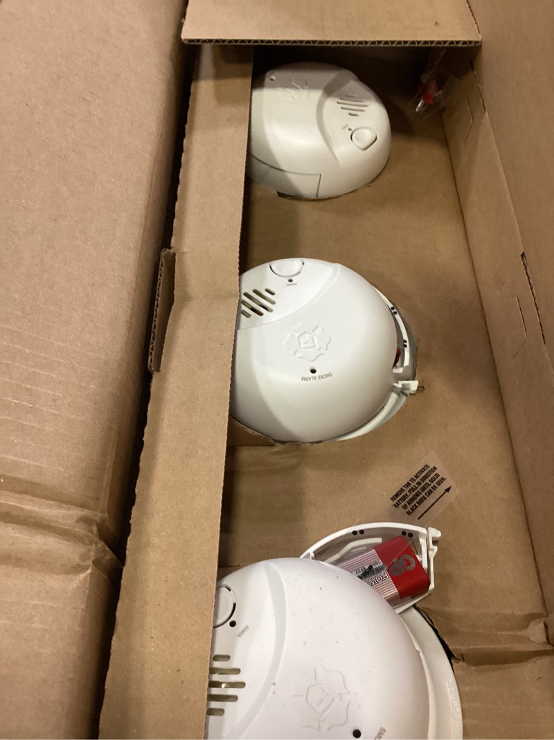 Condition photo showing Good Condition for brk first alert smi100, battery-operated smoke alarm, 3-pack 3-pack precision detection smi100