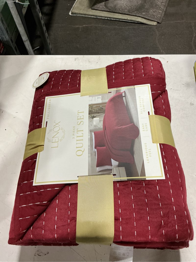 Condition photo showing New/Like New for lenox holiday quilt set, red, full/queen