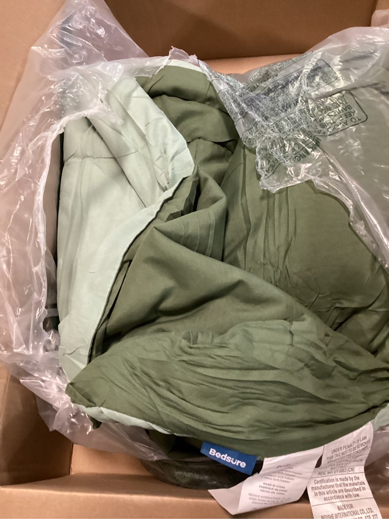 Condition photo showing Good Condition for bedsure queen comforter set, dark green soft prewashed bedding for all seasons, 3 pieces gentlesoft™ bed set, 1 lightweight comforter (90"x90") and 2 pillowcases (20"x26") queen(90"x90") 03 - dark green