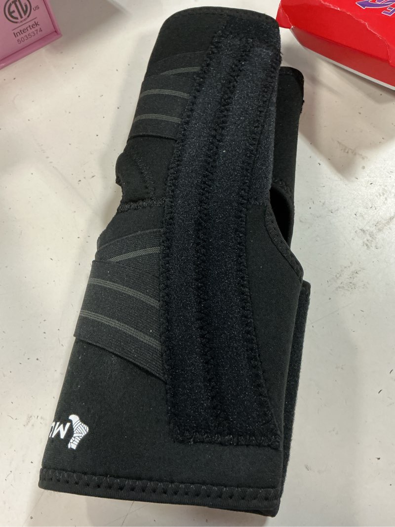 Condition photo showing Good Condition for mueller self adjusting knee stabilizer, black, one size fits most