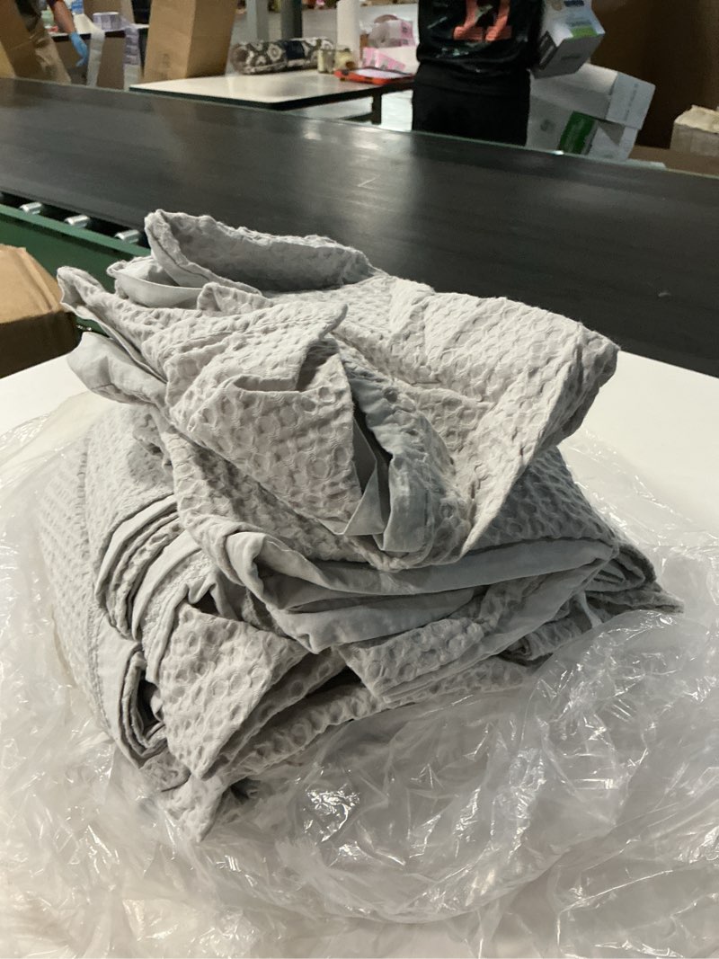 Condition photo showing Good Condition for organic luxe honeycomb duvet cover set, full/queen, light grey