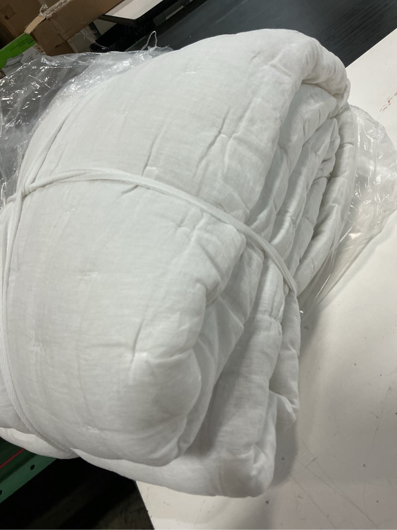 Condition photo showing As Is for linen pin stitch quilt set