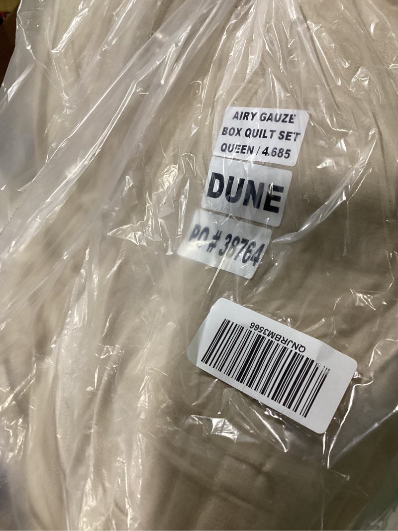 Condition photo showing Good Condition for tan guaze box comforter quilt quince 