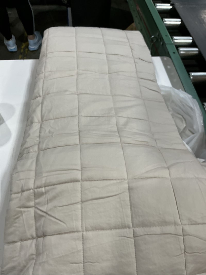 Condition photo showing As Is for quince  bamboo box quilt set color sand size king
