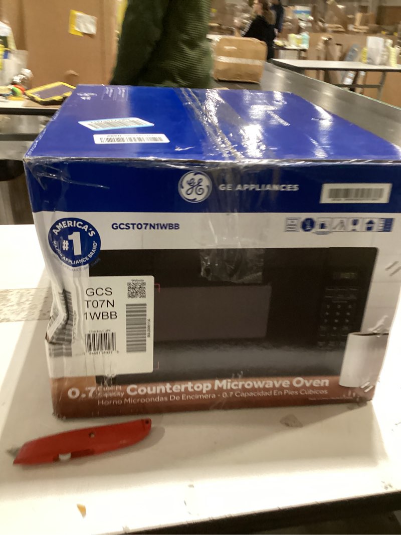Condition photo showing Good Condition for GE Countertop Microwave Oven, Compact 0.7 Cubic Ft., 700-watt Capacity, 6 Auto Cooking Settings, Chi