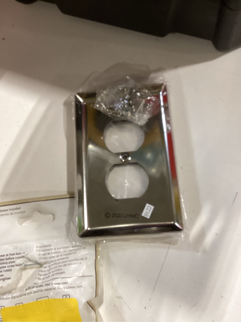 Condition photo showing Good Condition for allen + roth wall plate