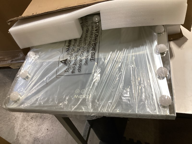 Condition photo showing Good Condition for vanity hollywood mirror nekl