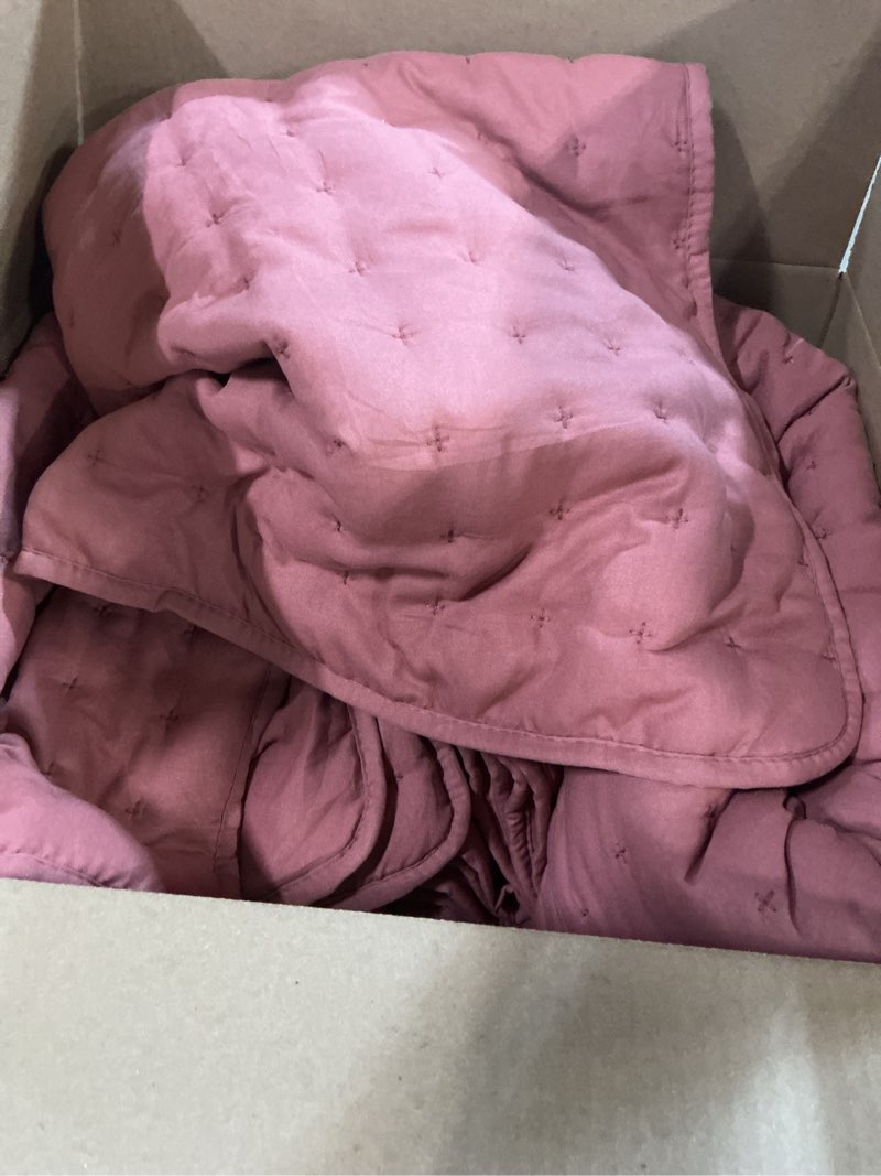 Condition photo showing Good Condition for WDCOZY King Size Quilt Bedding Sets with 2 Pillow Shams, Lightweight Soft Bedspread Coverlet, Quilted Blanket Thin Comforter Bed Cover for All Season, 3 Pieces, 104x90 inches, Rose Red Rosewood King (similar to stock photo)