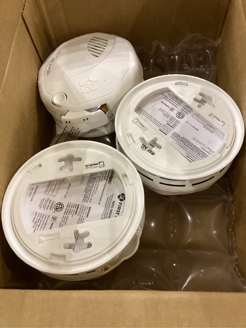 Condition photo showing Good Condition for First Alert SMCO100 Battery-Operated Combination Smoke & Carbon Monoxide Alarm - 3 Pack 3-Pack Precision Detection SMCO100