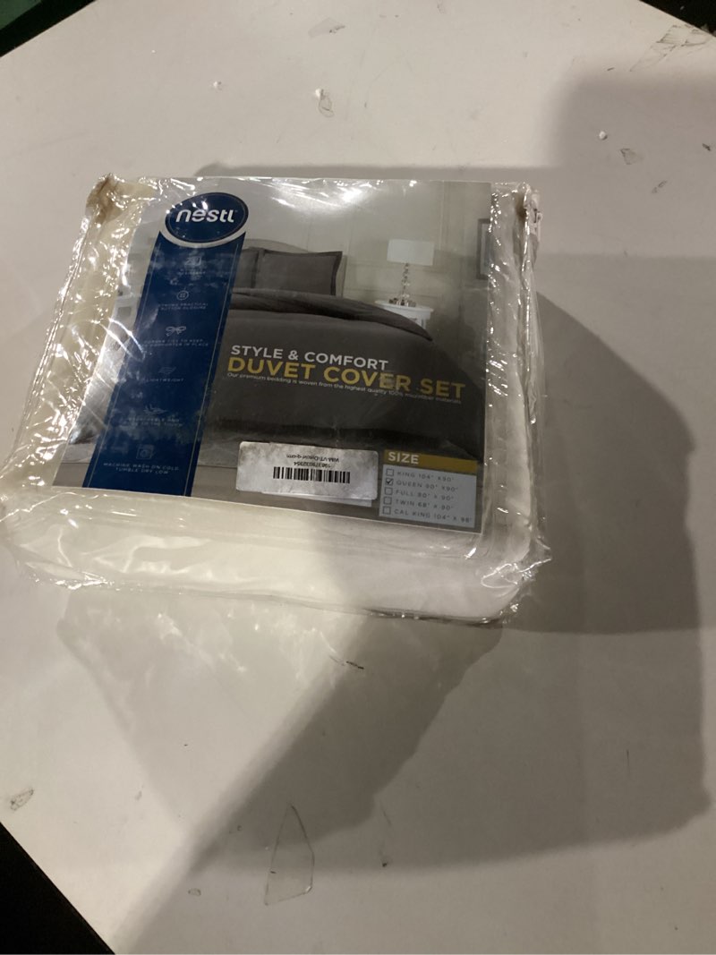 Condition photo showing New/Like New for SLEEP-NEST Two Tone Duvet Cover Set Queen 87"x93" Long Staple 100% Egyptian Cotton - 3 Piece Shading Design 600TC Covers with Zipper Closure, Two Color Duvet Cover Super Soft, White & Ivory Super Queen 87" x 93" White - Ivory