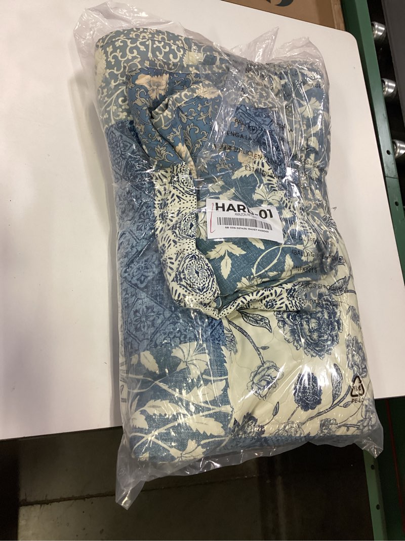 Condition photo showing Good Condition for CASAAGUSTO Queen Quilt Set - 3 Pieces Patchwork Blue Quilt Bedding Set, Lightweight Queen Bedspread Coverlet, Reversible Floral Bed Cover for All Seasons (90"x94", 1 Quilt + 2 Pillow Shams) Blue Queen(90"x94")