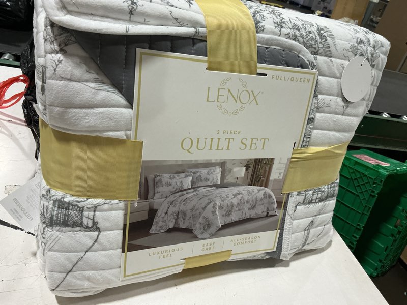 Condition photo showing New/Like New for lenox quilt set,full/queen sizes
