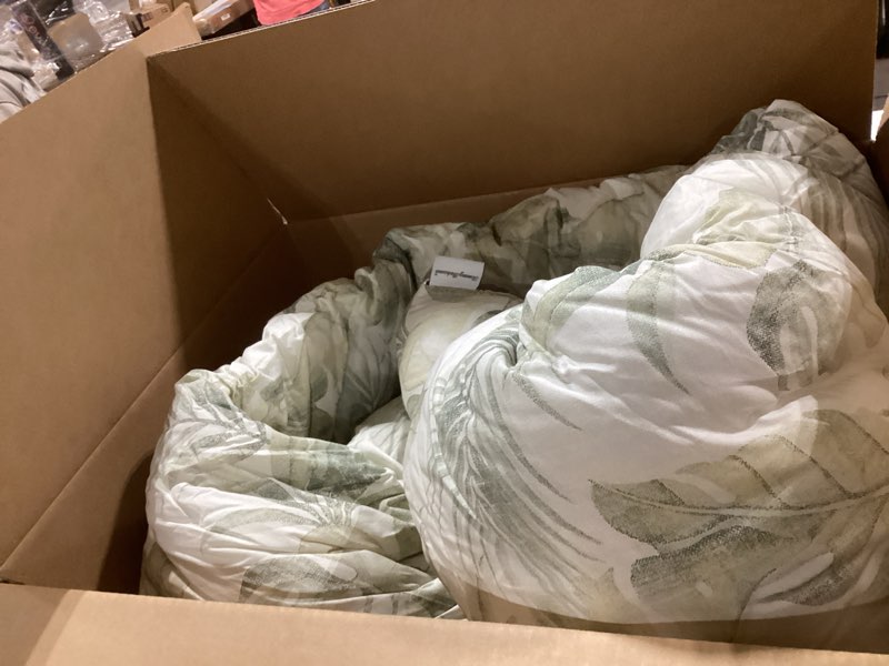 Condition photo showing Good Condition for wongs bedding 8 pieces king size comforter  green,sage green floral bed in a bag comforter sets, soft reversible botanical flowers bedding for all season (90\\\"x104\\\") green king