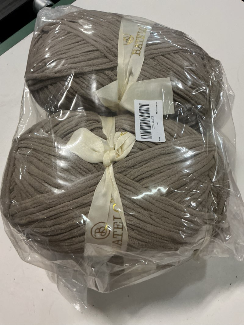 Condition photo showing New/Like New for super bulky yarn for crocheting, 4 large skein(each 10.5oz/300g, 220yds/201m) for baby blanket/amigurumi/home decor (baby pink)
