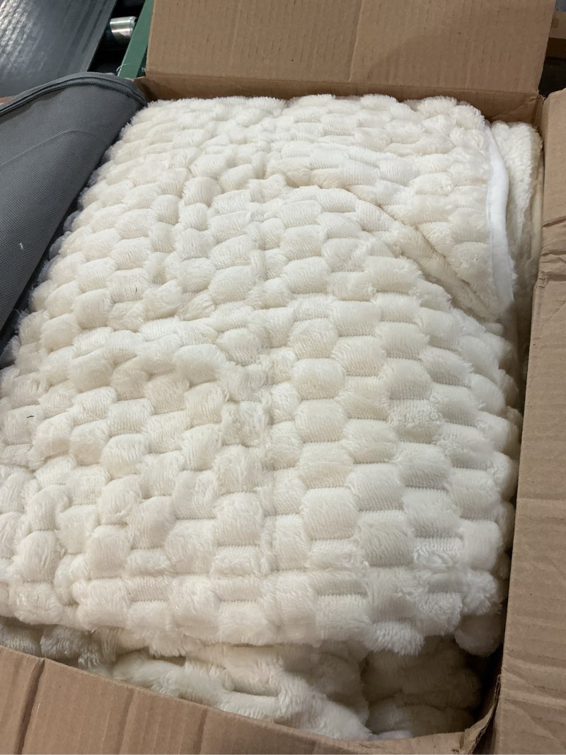 Condition photo showing Good Condition for mr. sandman weighted blankets for adults queen size 15lbs, warm sherpa fleece throw blanket for sleep and calm, soft cozy heavy bed blanket with jacquard flannel, 60 x 80 inches, cream white cream white 60 x 80 inches, 15lbs