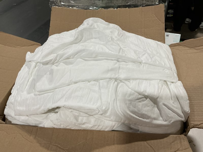 Condition photo showing Good Condition for avelom seersucker king comforter set (104x90 inches), 3 pieces - 100% soft washed microfiber lightweight comforter with 2 pillowcases, all season down alternative comforter set for bedding, white white king (104''x90'')