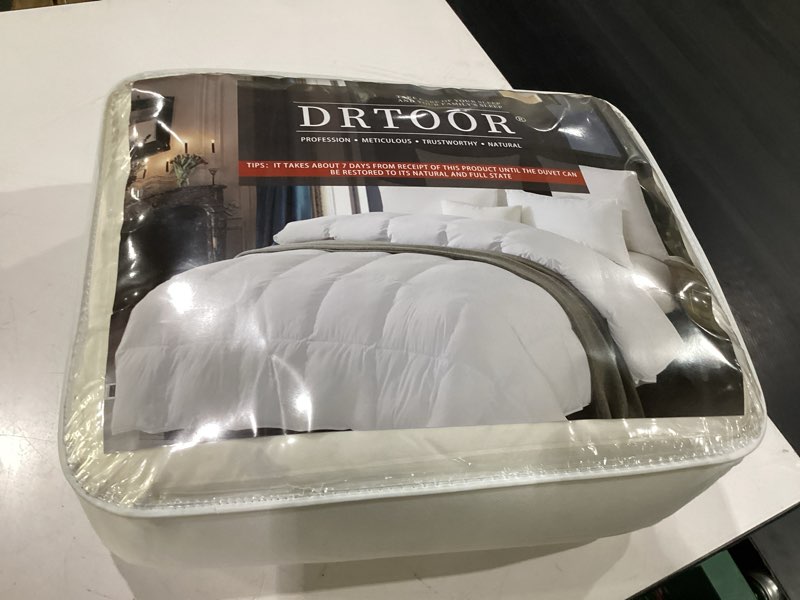 Condition photo showing New/Like New for goose down comforter king, white winter feather duvet insert, 100% egyptian cotton, 1200 thread count, 700+ fill power-90"x106"
