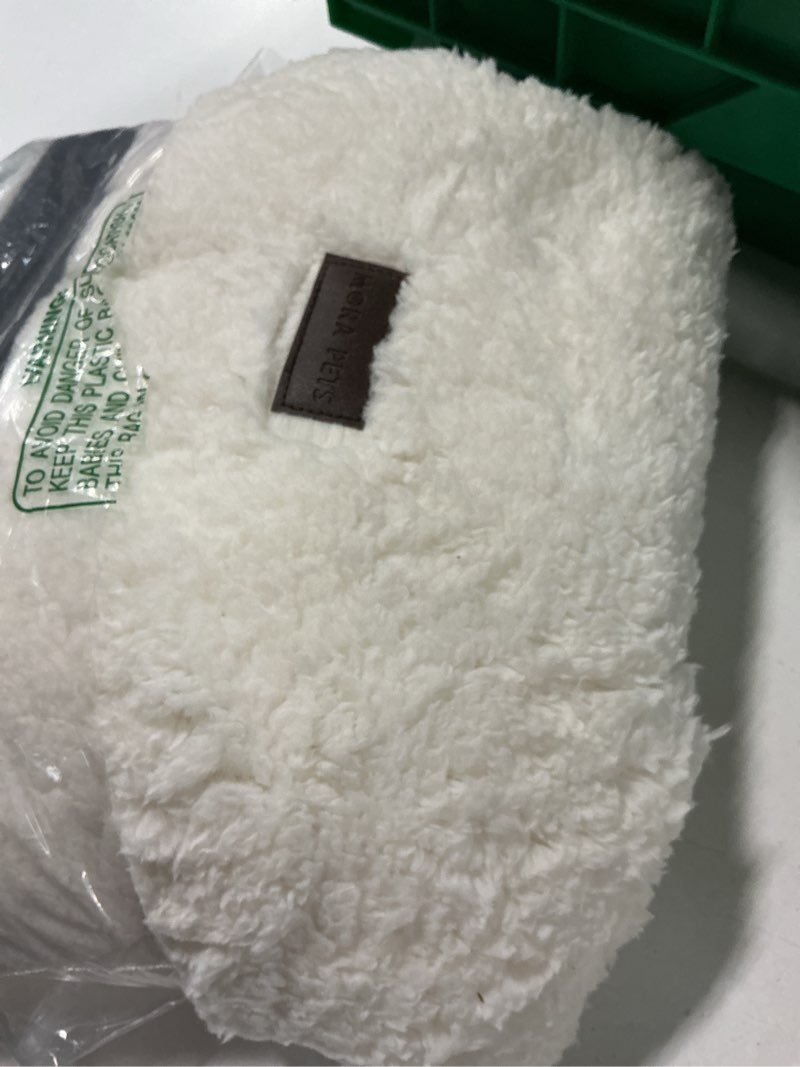 Condition photo showing Good Condition for Self Warming Cat Bed Self Heating Cat Dog Mat 29.1 x 18.9 inch Extra Warm Thermal Pet Pad for Indoor Outdoor Pets with Removable Cover Non-Slip Bottom Washable Non Electric 29.1"L x 18.9"W x 1.0"Th Beige