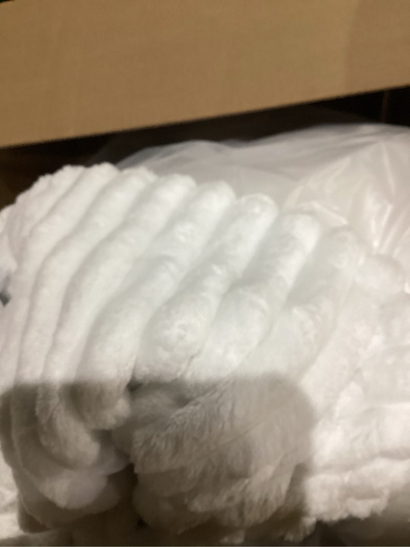 Condition photo showing Good Condition for BEDELITE Fleece Queen Comforter Set -Super Soft & Warm Fluffy Bright White Bedding, Luxury Fuzzy Heavy Bed Set for Winter with 2 Pillow Cases Bright White Queen