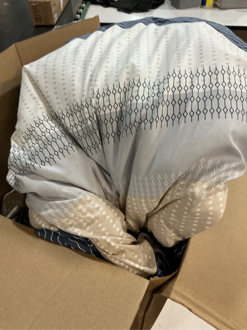 Condition photo showing Good Condition for Litanika Comforter Set, Lightweight Colorblock Stripes Bedding Comforter Set, Fluffy Down Alternative Bed Set, Black, Super King (120"x120") Super King (120"x120") Black