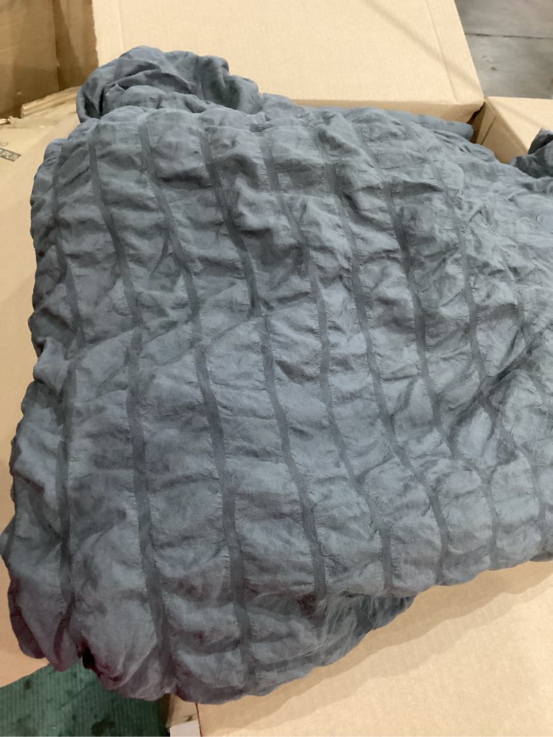 Condition photo showing Good Condition for greyish blue avelom seersucker comforter 