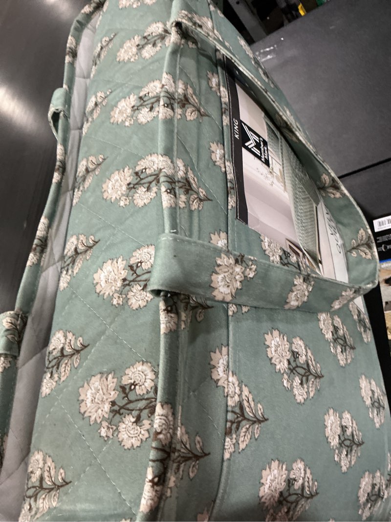 Condition photo showing New/Like New for member's mark 3-piece velvet box quilt set,