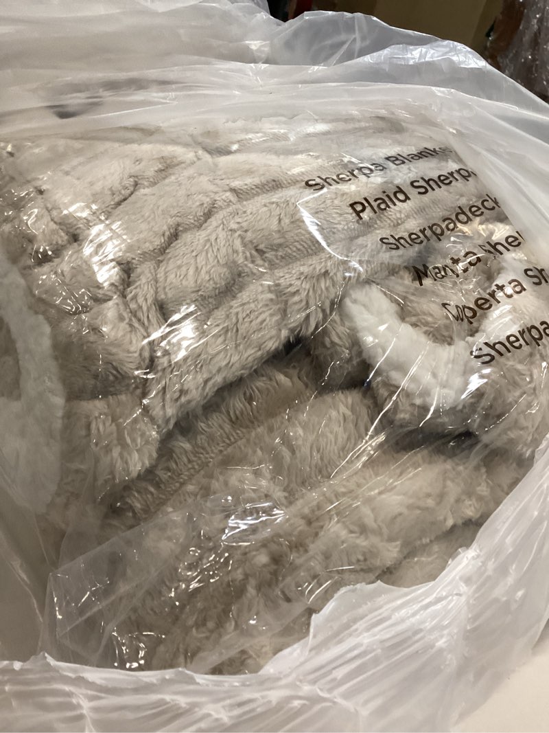 Condition photo showing Good Condition for bedsure sherpa blanket queen size for bed - super soft, cozy fleece thick warm blanket for winter christmas, gentlesoft home room decor, beige, 90x90 inches 01 - beige queen (90" x 90")