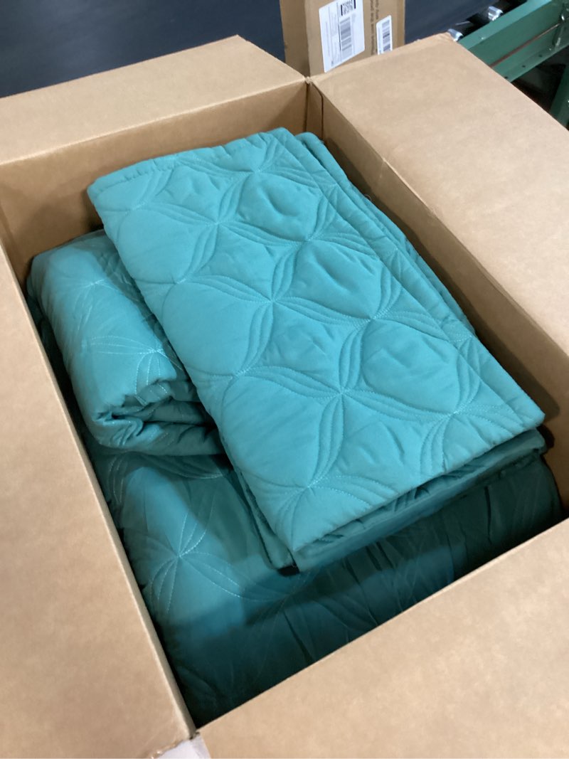 Condition photo showing As Is for Litanika Oversized King Quilt Bedding Set, 128x120 Inch Super King Haze Green Comforter Bedspreads Lightweight Bed Coverlets Boho Bedding Cover Decor All Season,3 Pieces (1 Quilt, 2 Pillowcases) Haze Green Super King Plus