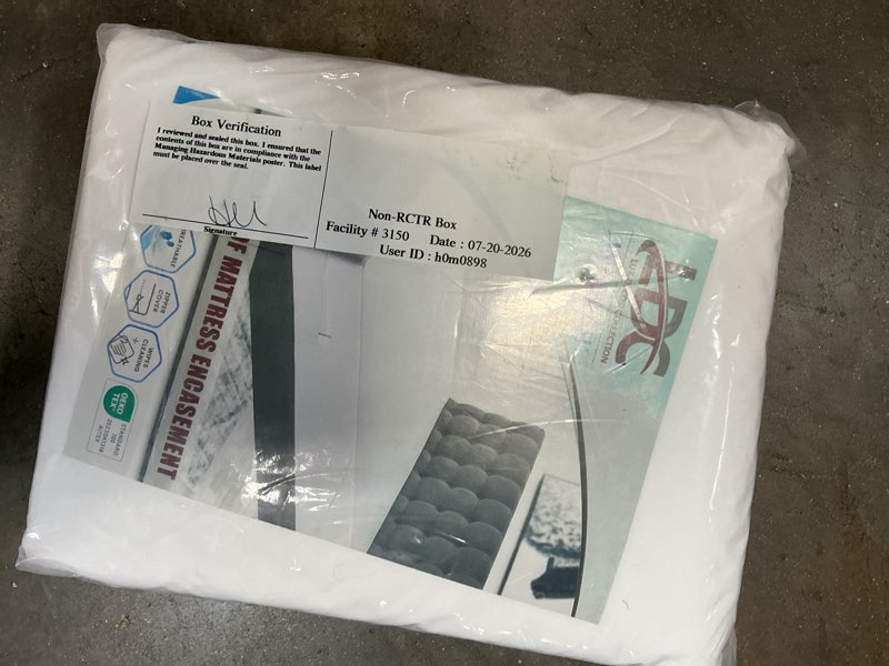 Condition photo showing New/Like New for king polyester hypoallergenic mattress protector